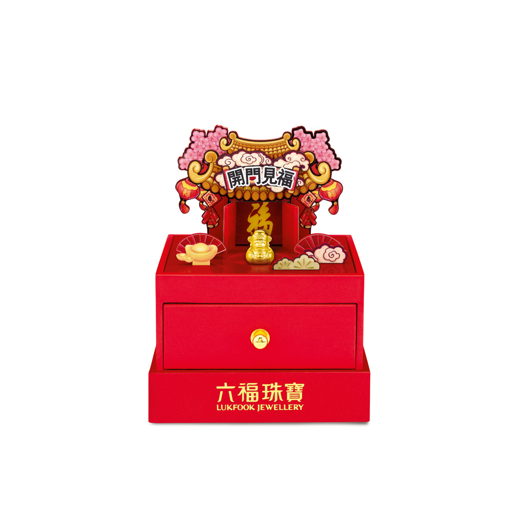六福珠寶黃金串飾 - "不倒一族"抱金財神999足金串飾連手繩