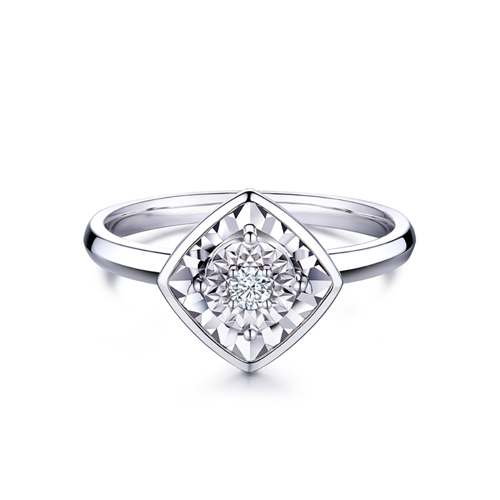 六福珠寶18K金戒指 - "「菱」瓏"18K金(白色)鑽石戒指(車花工藝)