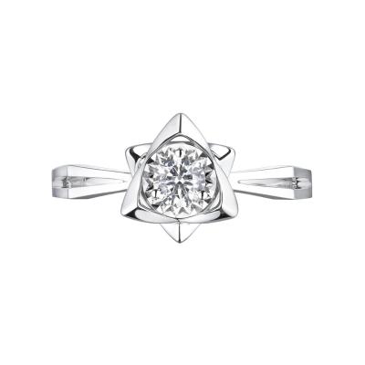 六福珠寶18K金戒指 - 三角星18K金(白色)鑽石戒指(放閃車花工藝)