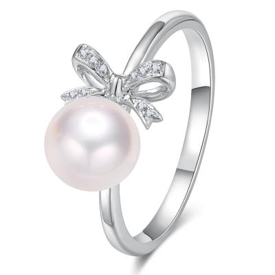 六福珠寶18K金戒指 - "蝴蝶結"18K金(白色)珍珠鑽石戒指