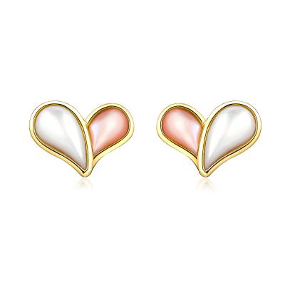 六福珠寶18K金耳環 - "為愛比心"18K金(黃色)貝母耳環