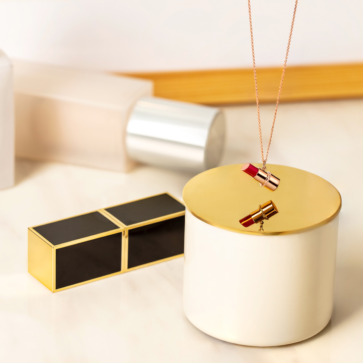 六福珠寶18K金頸鏈 - "小香唇"18K金(分色)紅玉髓頸鏈