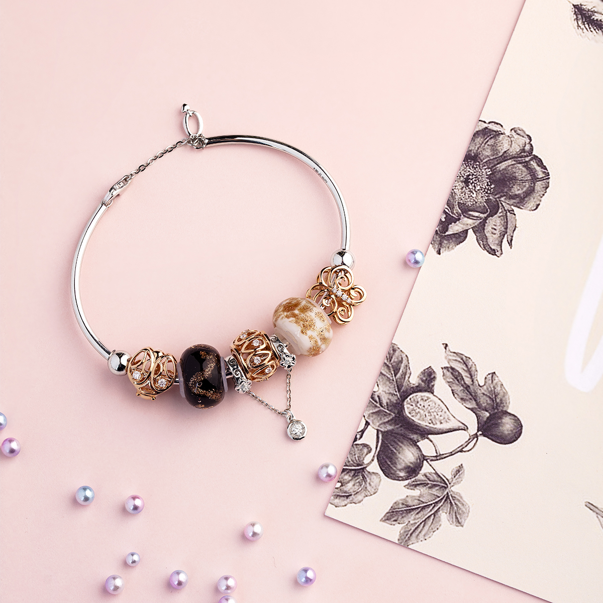 六福珠寶18K金串飾 - "浮雕花"18K金(白色)鑽石串飾