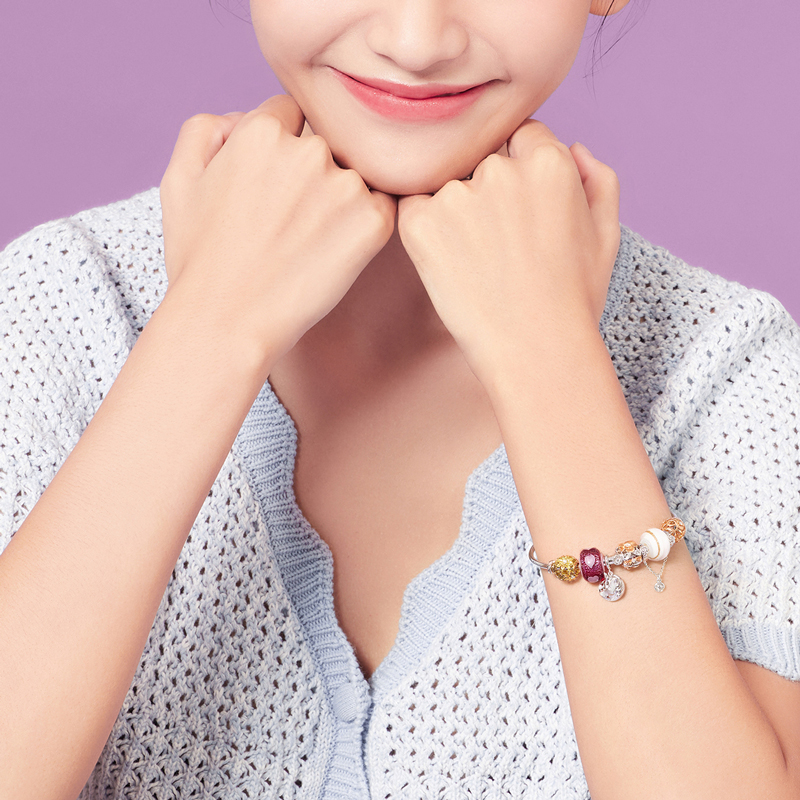 六福珠寶18K金串飾 - "浮雕花"18K金(白色)鑽石串飾