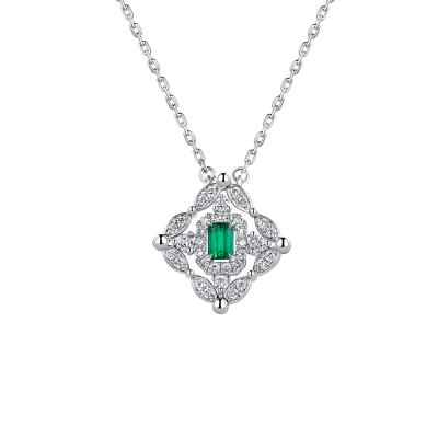 六福珠寶18K金頸鏈 - "凝彩美寶"18K金(白色)祖母綠鑽石頸鏈