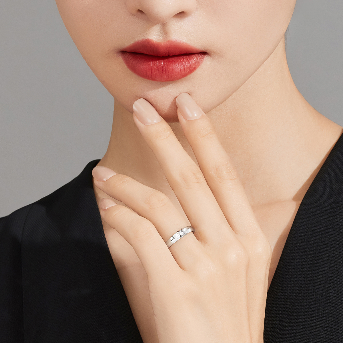 六福珠寶18K金戒指 - “Hexicon”18K金(白色)劍脊戒臂鑽石戒指