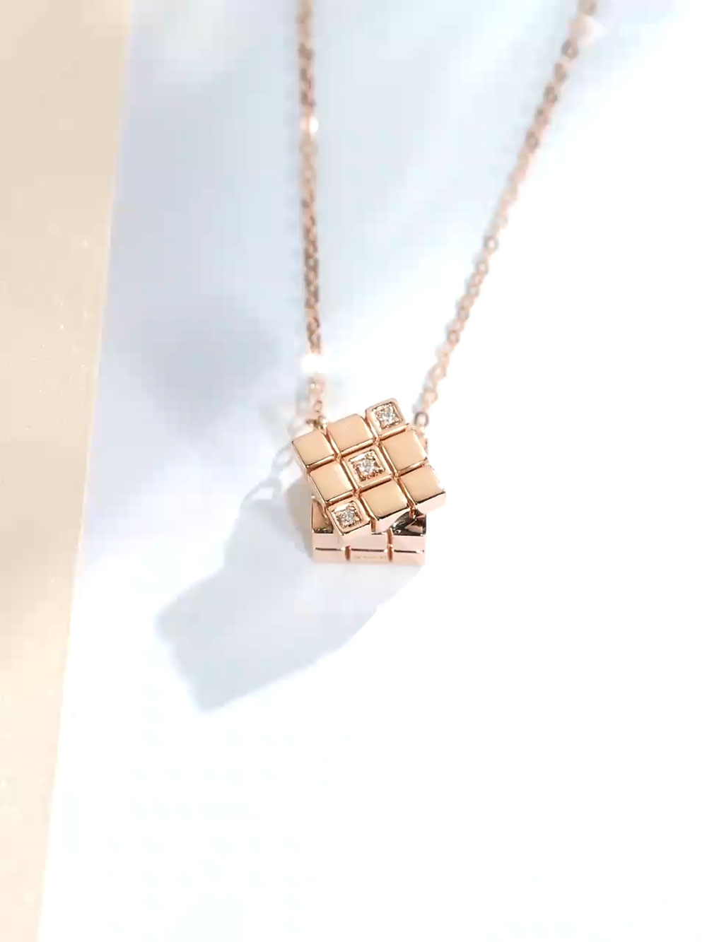 六福珠寶18K金耳環 - 【LISTING CLOSED】"方．如初心"18K玫瑰金魔方造型鑽石耳環