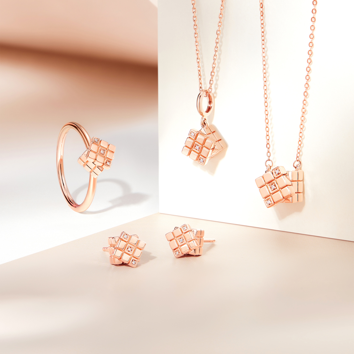 六福珠寶18K金耳環 - 【LISTING CLOSED】"方．如初心"18K玫瑰金魔方造型鑽石耳環