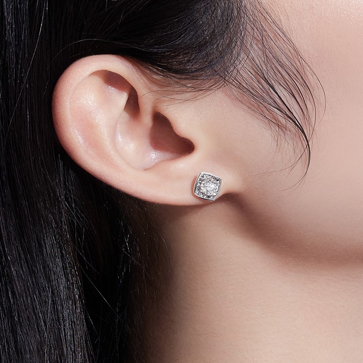 六福珠寶18K金耳環 - "「菱」瓏"18K金(白色)鑽石耳環(放閃車花工藝)