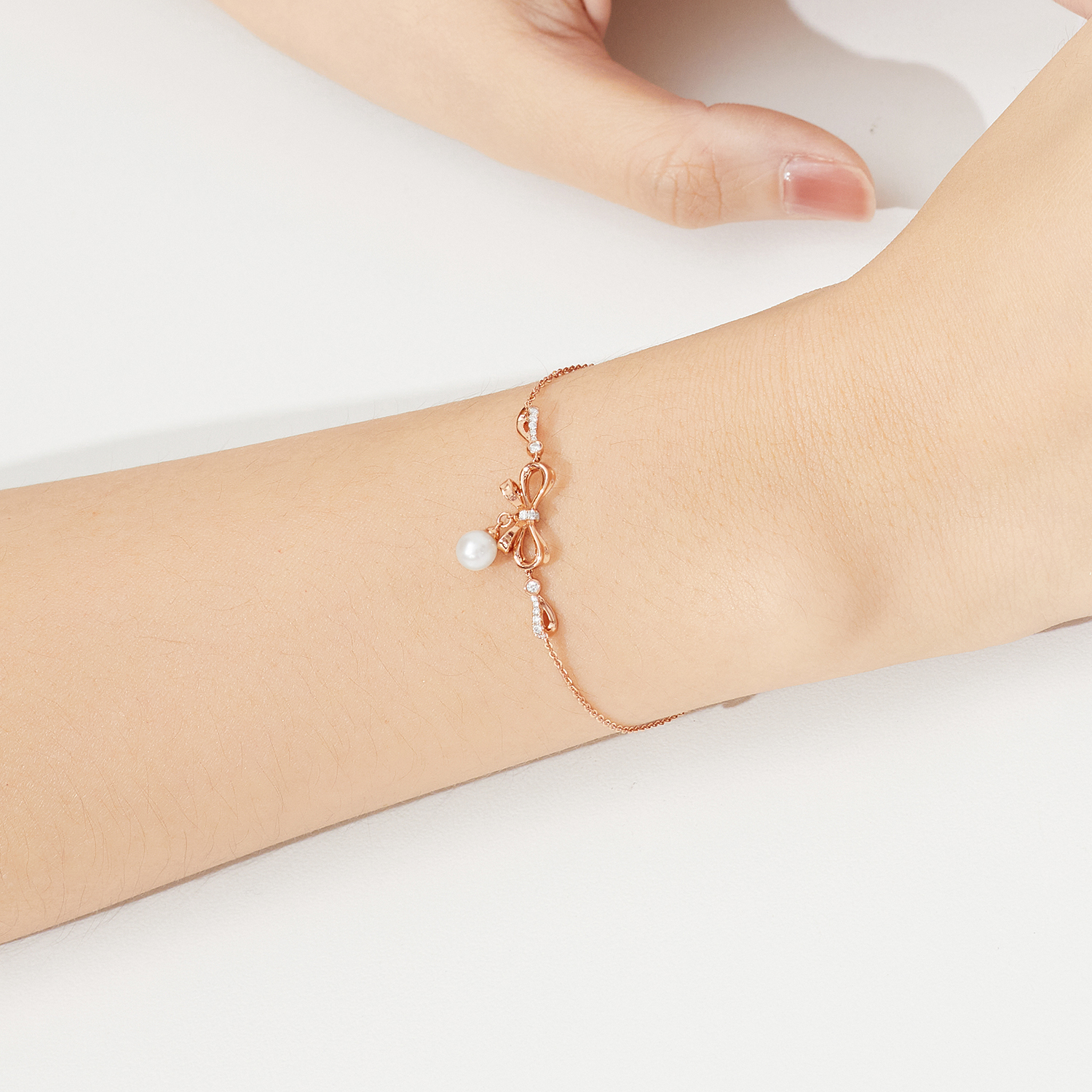 六福珠寶18K金手鏈 - 【LISTING CLOSED】"蝴蝶結"18K金鑽石珍珠手鏈–可一款兩戴(多色選擇)