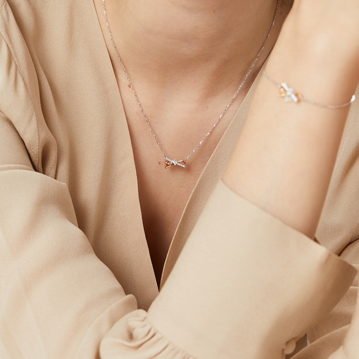 六福珠寶18K金頸鏈 - "典雅蝴蝶結"18K金(分色)鑽石頸鏈