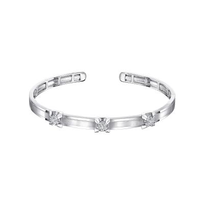 六福珠寶18K金手鐲 - “簡耀鋒芒”18K金(白色)三角爪鑽石手鐲(放閃車花工藝)