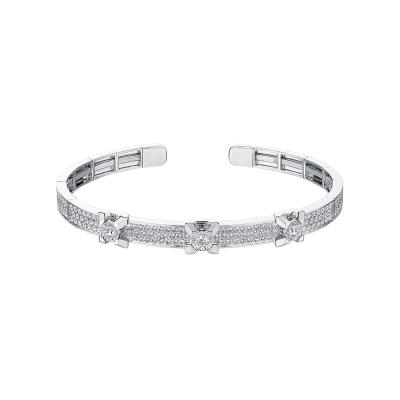 六福珠寶18K金手鐲 - “簡耀鋒芒”18K金(白色)三角爪鑽石手鐲(放閃車花工藝)