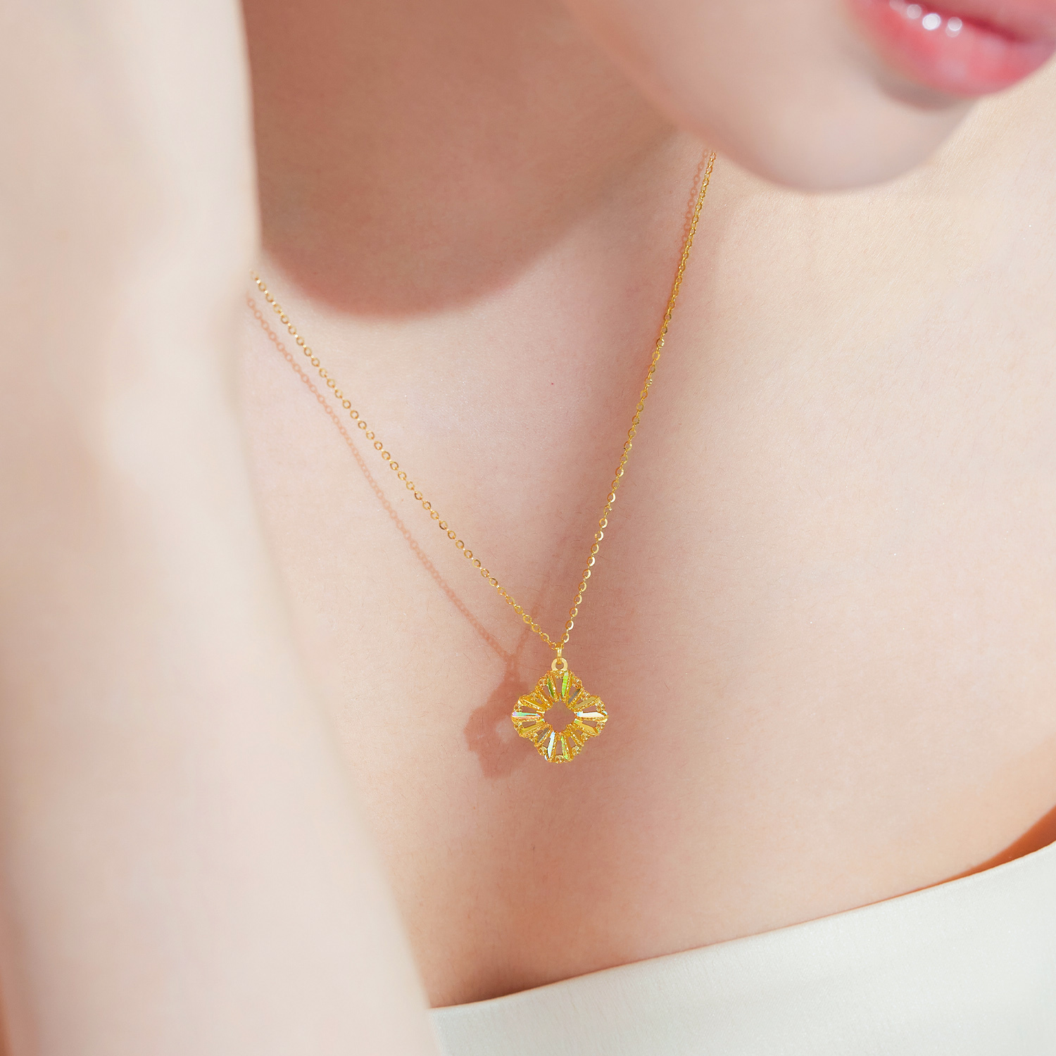 六福珠寶黃金頸鏈 - “冰‧鑽幸運草”999足金頸鏈