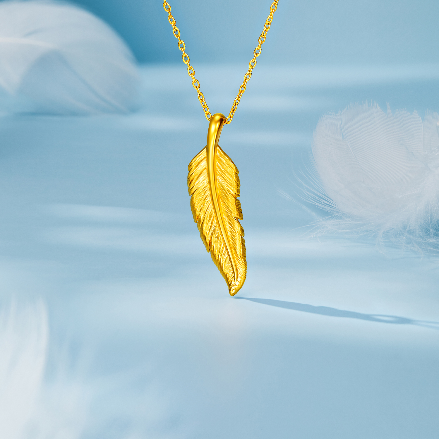 六福珠寶黃金吊墜 - "靈動之羽"999足金羽毛吊墜