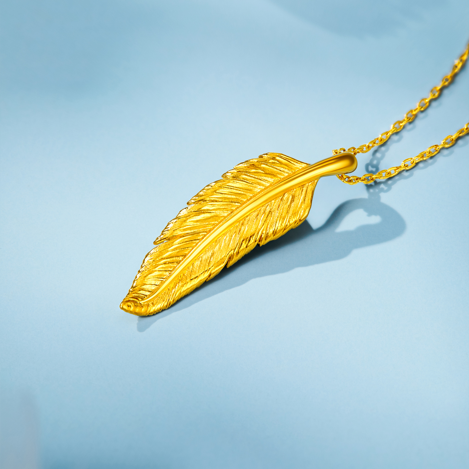 六福珠寶黃金吊墜 - "靈動之羽"999足金羽毛吊墜