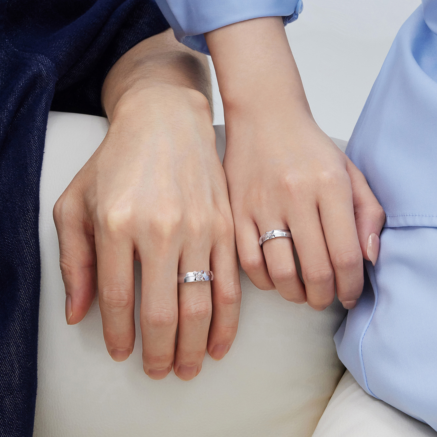 六福珠寶18K金對戒 - “執手相伴”18K金(白色)鑽石對戒(男戒)