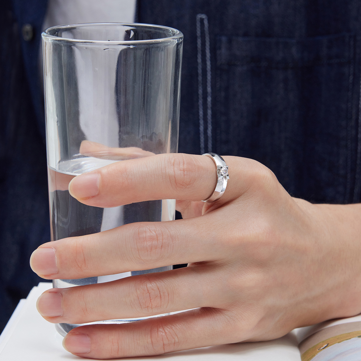 六福珠寶18K金對戒 - “執手相伴”18K金(白色)鑽石對戒(男戒)