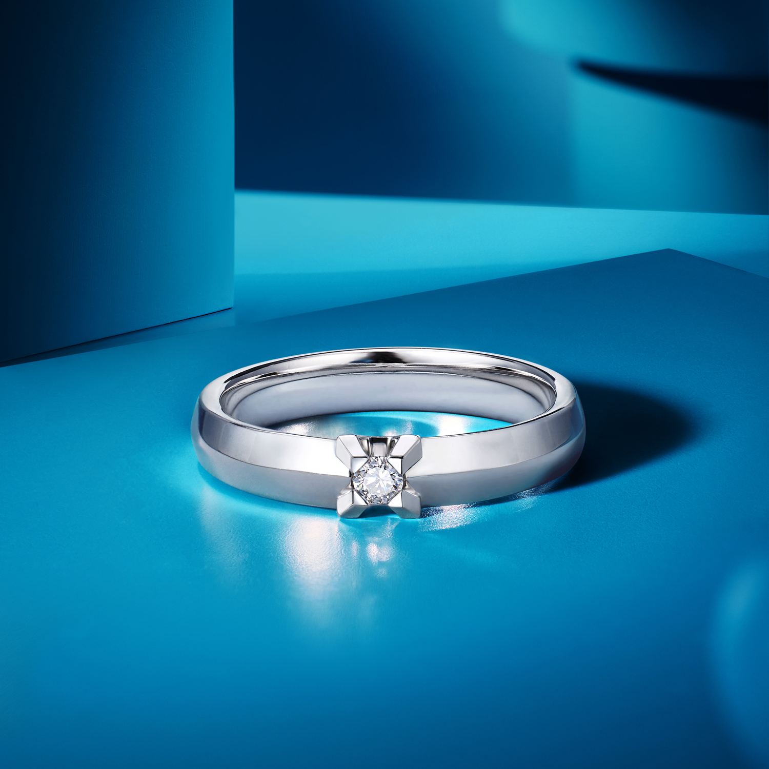 六福珠寶18K金戒指 - “Hexicon”18K金(白色)劍脊戒臂鑽石戒指