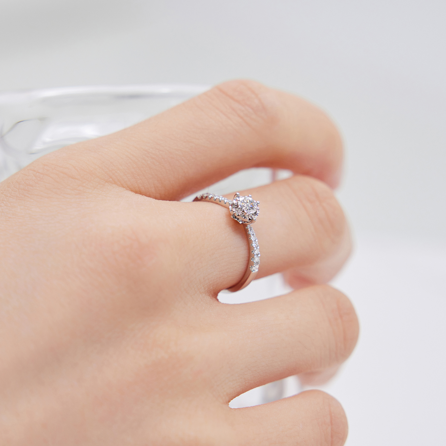 六福珠寶18K金戒指 - 愛很美18K金(白色)鑽石戒指(放閃車花工藝)