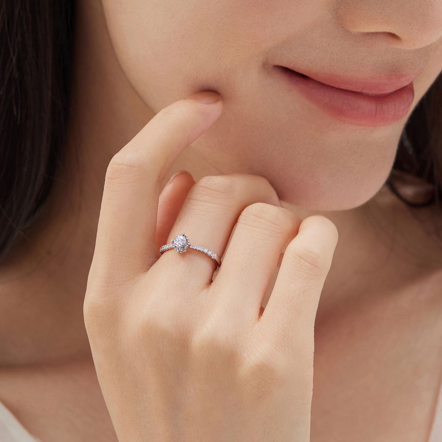 六福珠寶18K金戒指 - 愛很美18K金(白色)鑽石戒指(放閃車花工藝)