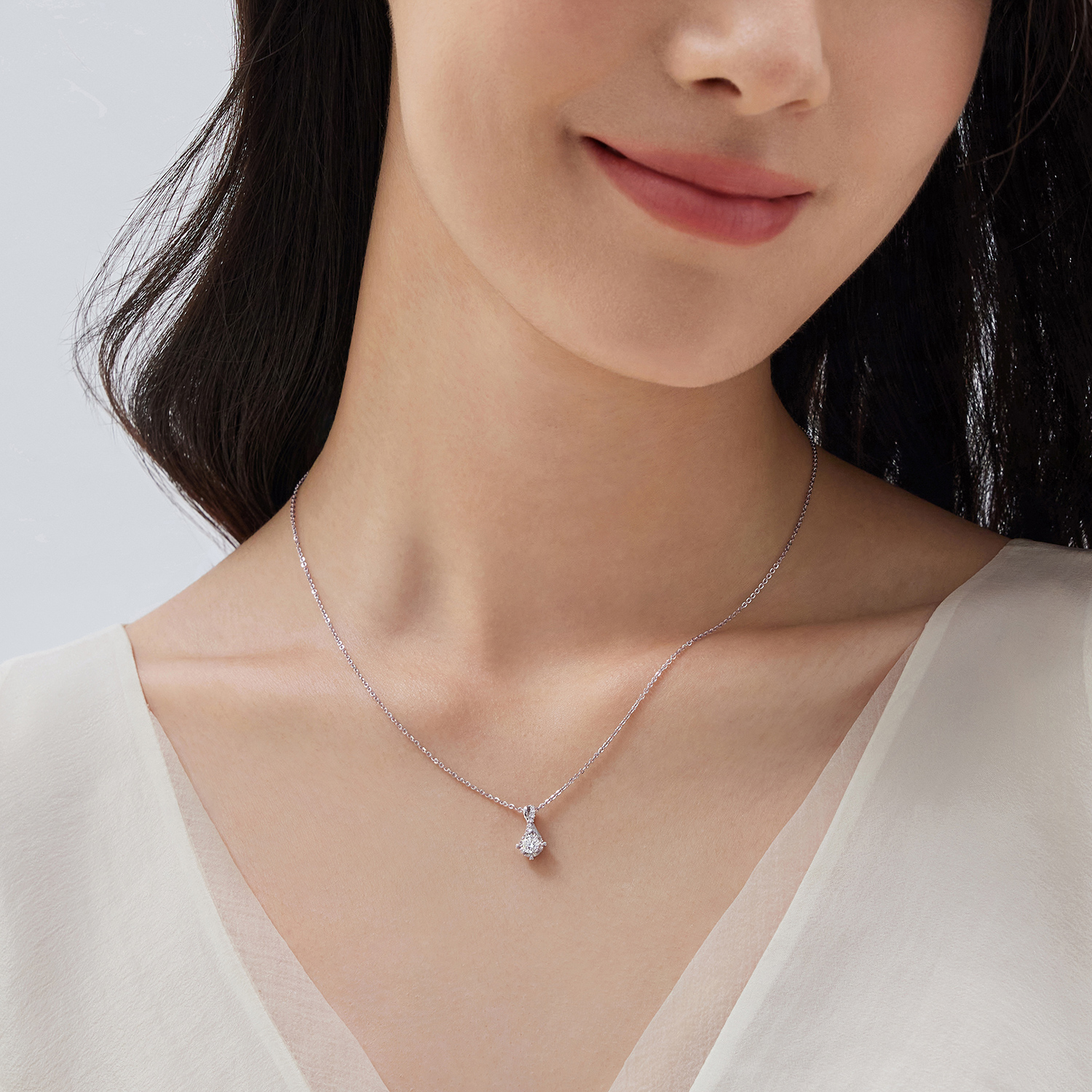 六福珠寶18K金吊墜 - "愛的光芒"18K金(白色)鑽石吊墜(放閃車花工藝)