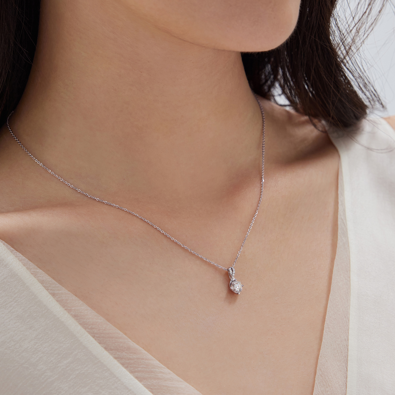 六福珠寶18K金吊墜 - "愛的光芒"18K金(白色)鑽石吊墜(放閃車花工藝)