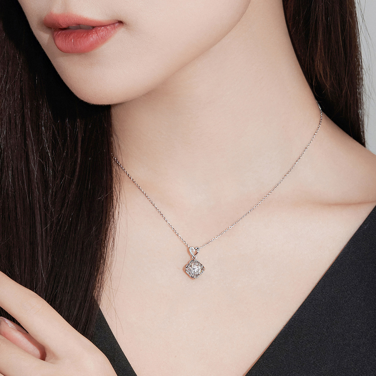 六福珠寶18K金吊墜 - "愛的星空"18K金(白色)鑽石吊墜(放閃車花工藝)