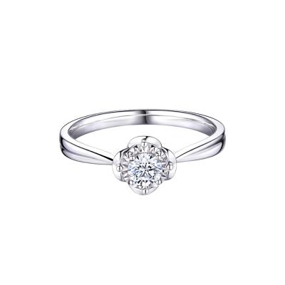 六福珠寶18K金戒指 - "簡約花朵"18K金(白色)鑽石戒指(放閃車花工藝)