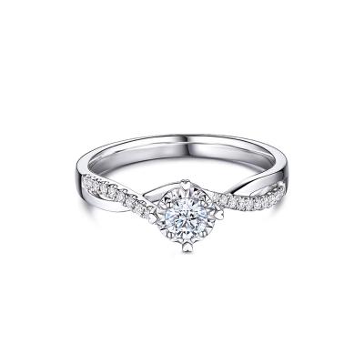 六福珠寶18K金戒指 - 愛很美18K金(白色)鑽石戒指(放閃車花工藝)