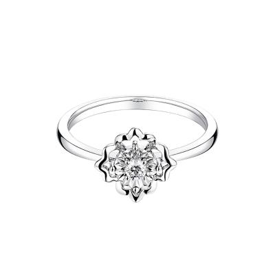 六福珠寶18K金戒指 - “綻放之花”18K金(白色)鑽石戒指