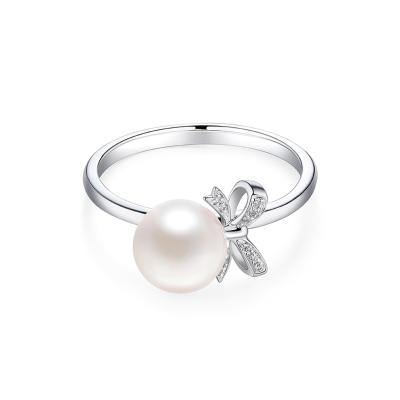 六福珠寶18K金戒指 - "蝴蝶結"18K金(白色)珍珠鑽石戒指