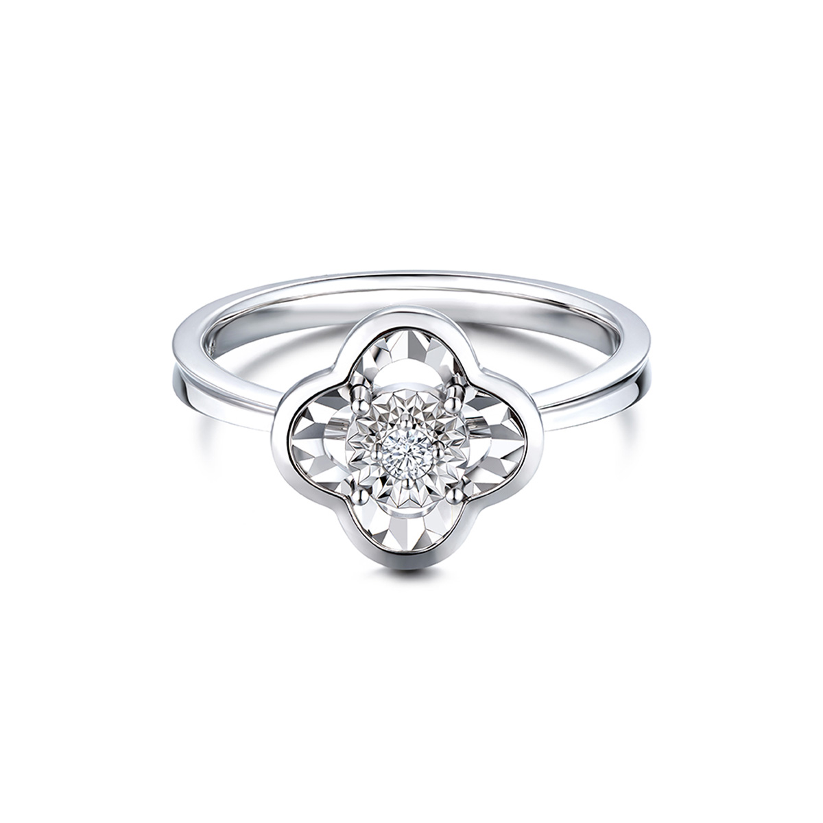 六福珠寶18K金戒指 - "映花"18K金(白色)鑽石戒指(放閃車花工藝)