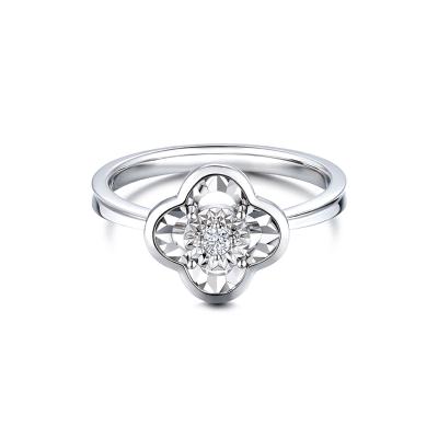 六福珠寶18K金戒指 - "映花"18K金(白色)鑽石戒指(放閃車花工藝)