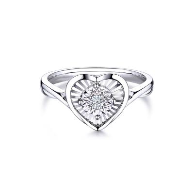 六福珠寶18K金戒指 - "心愛"18K金(白色)鑽石戒指(放閃車花工藝)