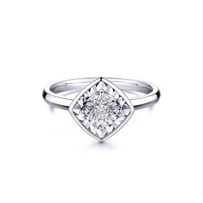 六福珠寶18K金戒指 - "「菱」瓏"18K金(白色)鑽石戒指(放閃車花工藝)