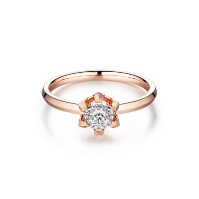 六福珠寶18K金戒指 - “Hexicon”18K玫瑰金三角爪鑽石戒指(放閃車花工藝)