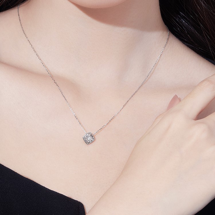 六福珠寶18K金頸鏈 - "「菱」瓏"18K金(白色)鑽石頸鏈(放閃車花工藝)