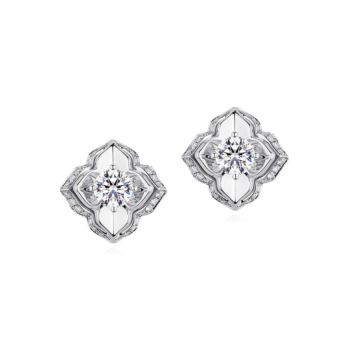 六福珠寶18K金耳環 - "燦爛花顏"18K金(白色)鑽石耳環