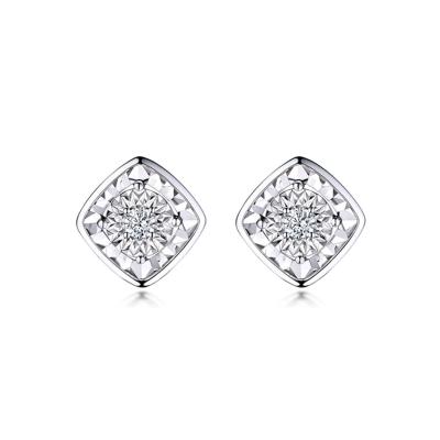 六福珠寶18K金耳環 - "「菱」瓏"18K金(白色)鑽石耳環(放閃車花工藝)