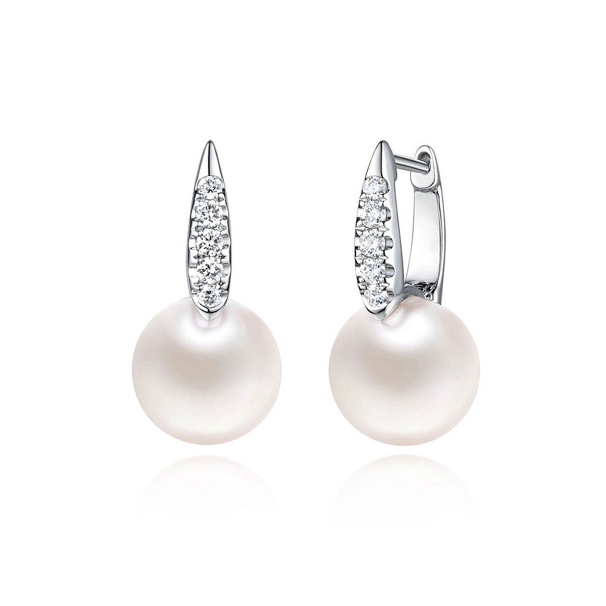 六福珠寶18K金耳環 - "鏈愛循環"18K金(白色)珍珠鑽石耳環