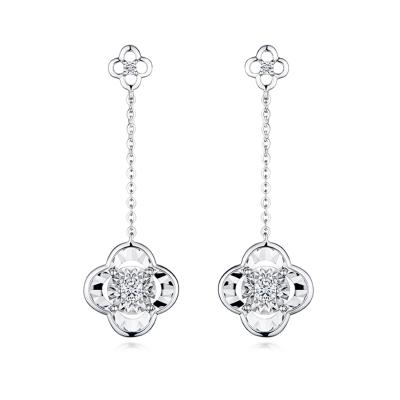 六福珠寶18K金耳環 - "映花"18K金(白色)鑽石耳環(放閃車花工藝)
