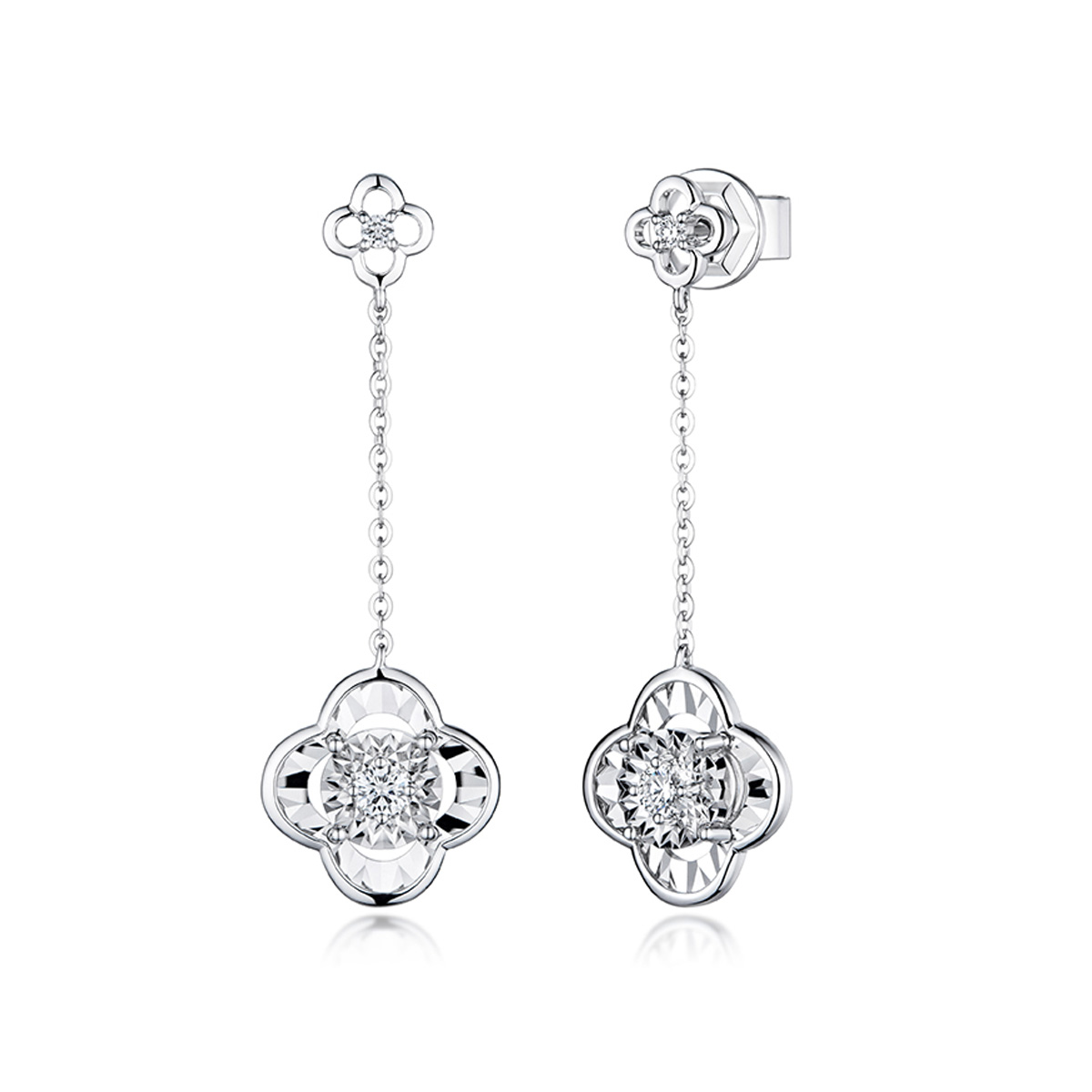 六福珠寶18K金耳環 - "映花"18K金(白色)鑽石耳環(放閃車花工藝)