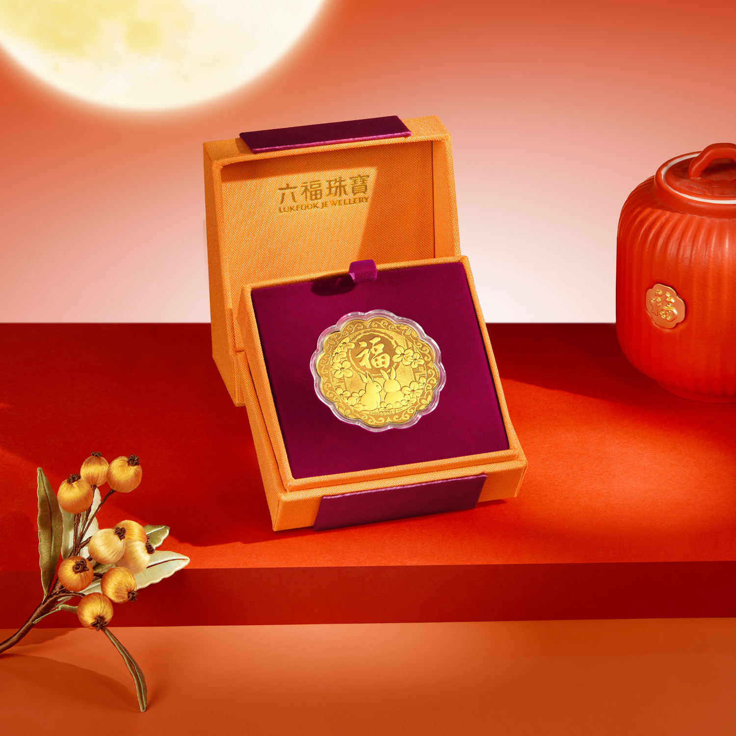 六福珠寶黃金工藝品 - "金兔納福"七星伴月999.9黃金工藝品