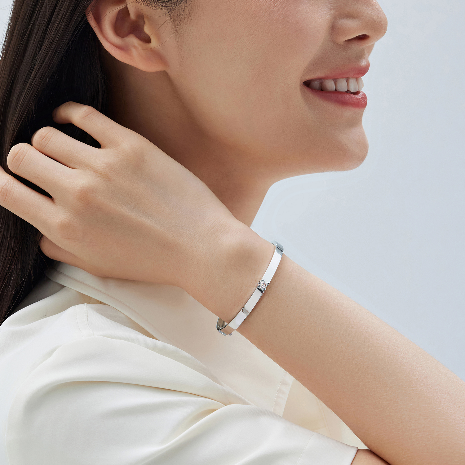 六福珠寶18K金手鐲 - “Hexicon”18K金(白色)鑽石手鐲(平直)