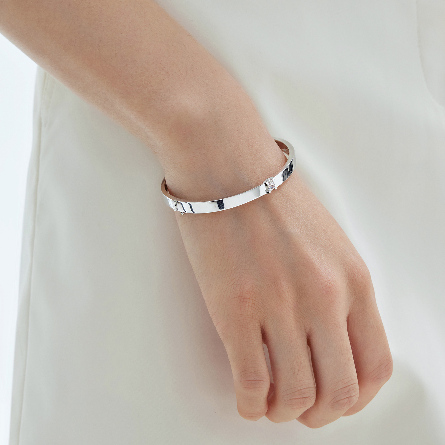 六福珠寶18K金手鐲 - “Hexicon”18K金(白色)鑽石手鐲(平直)