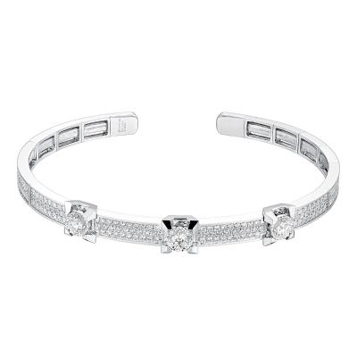 六福珠寶18K金手鐲 - “簡耀鋒芒”18K金(白色)三角爪鑽石手鐲(放閃車花工藝)