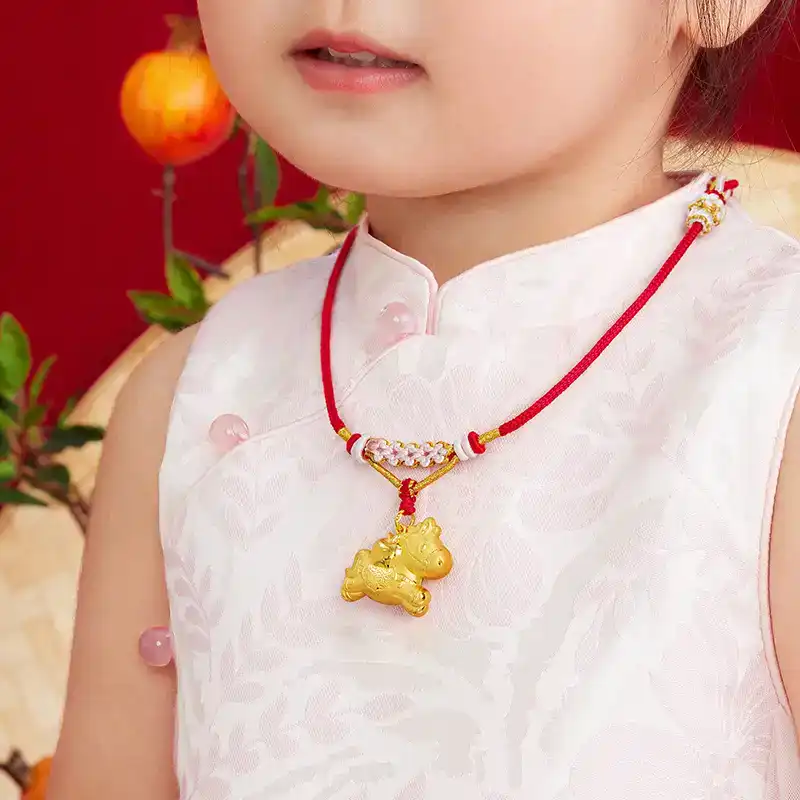 六福珠寶黃金吊墜 - "平安小福馬"999.9黃金長命鎖包連頸繩