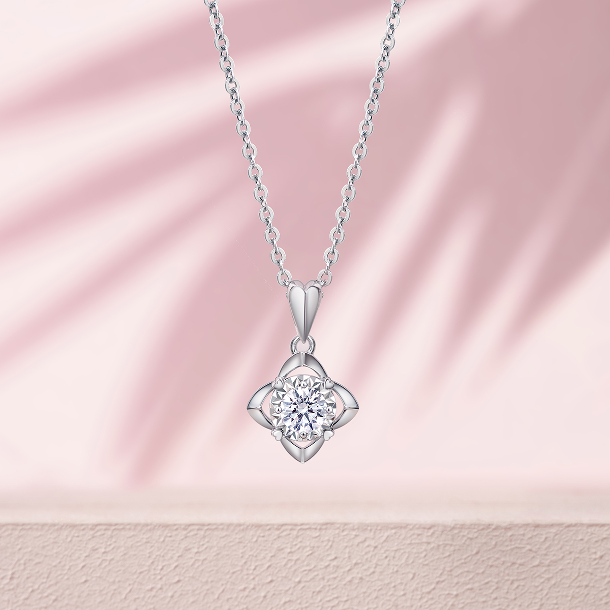 六福珠宝18K金吊坠 - "爱的花蕾"18K金(白色)钻石吊坠(放闪车花工艺)