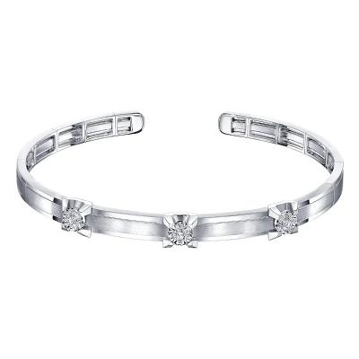 六福珠寶18K金手鐲 - “簡耀鋒芒”18K金(白色)三角爪鑽石手鐲(放閃車花工藝)